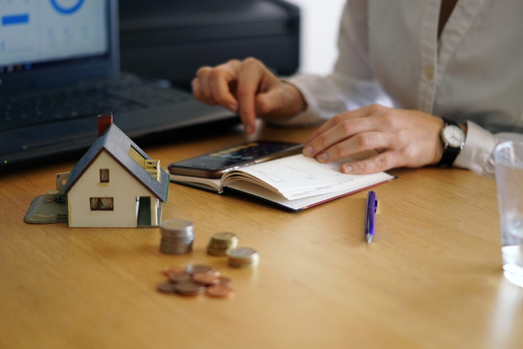 Condominio contratando personal directo para servicios de limpieza y mantenimiento bajo la Ley MYPE en Perú, con apoyo de empresa de administración contable.